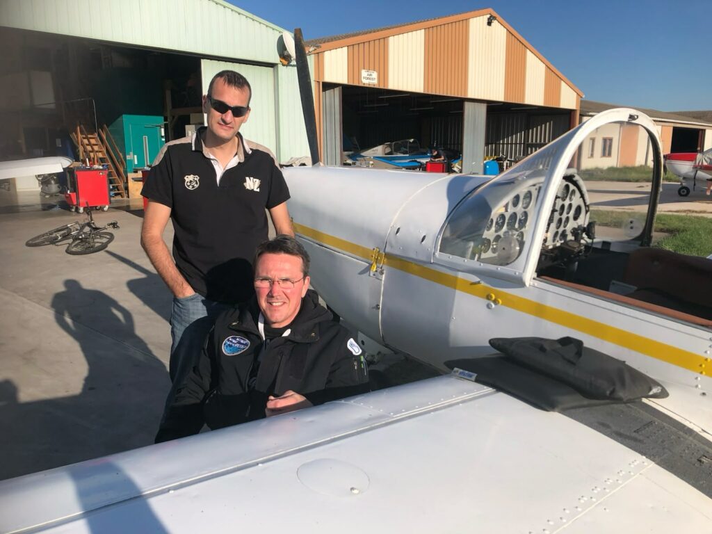Elève et son instructeur paraplégique à coté du rallye