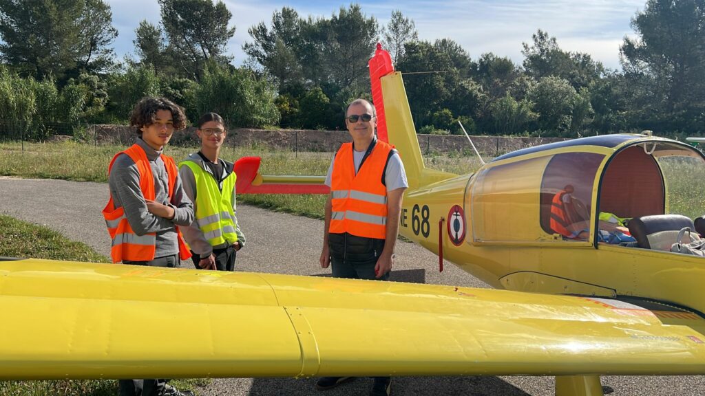 Instructeur et PMI devant le canari
