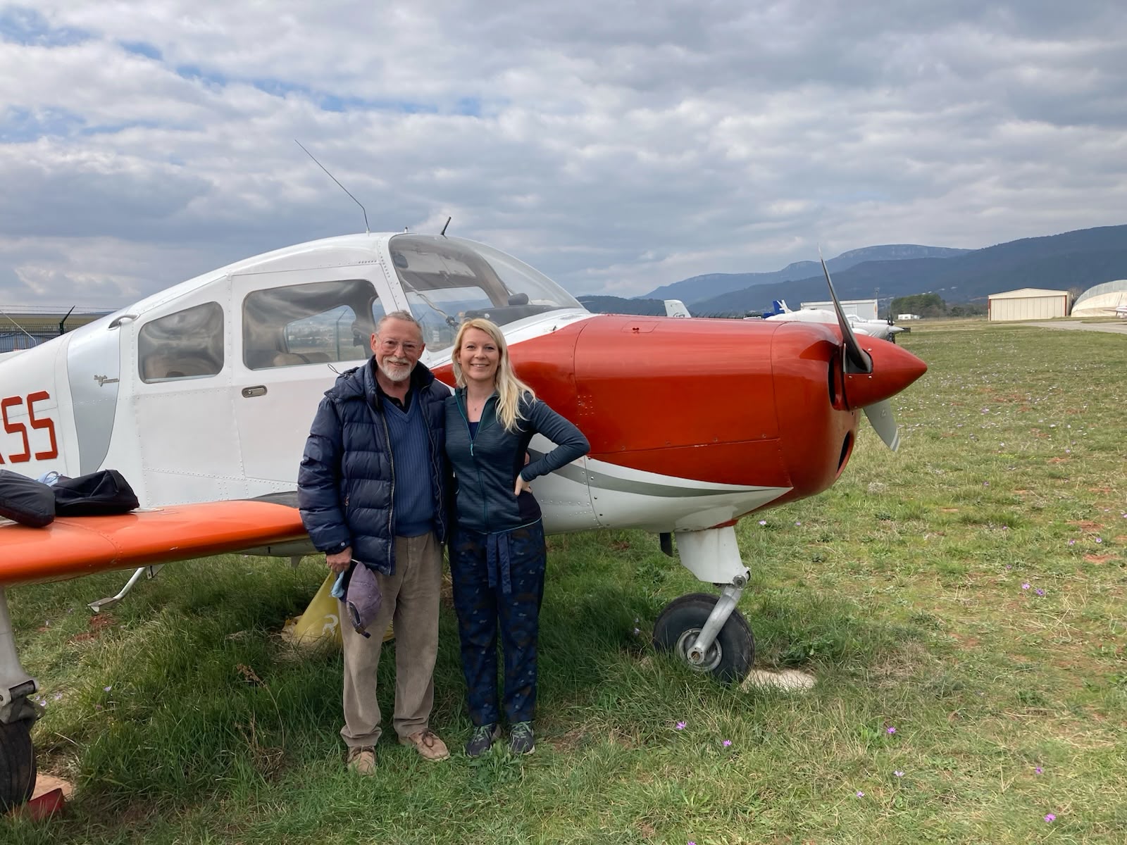 Michaela à coté de son instructeur Pierre, près du Beechcraft