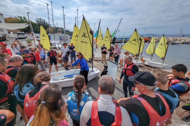 Régate sur optimists  avec 1 duo  jeune et amiral sur la plage de la Garonne au Pradet