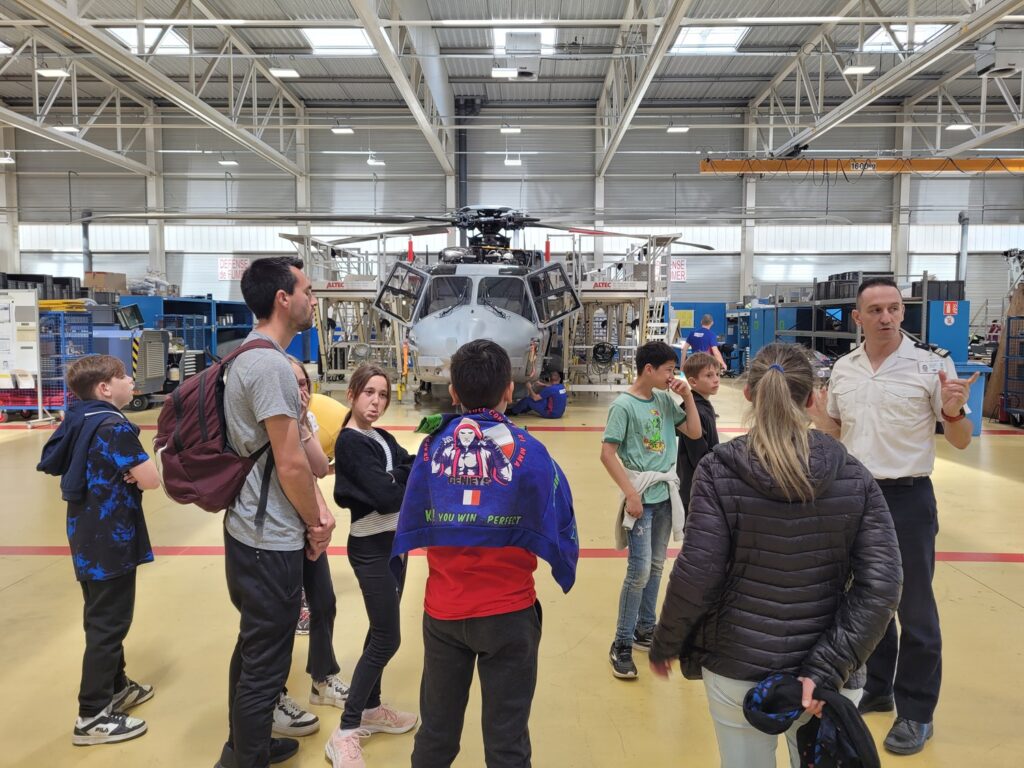 Visite AIA avec jeunes et explications du travail en atelier