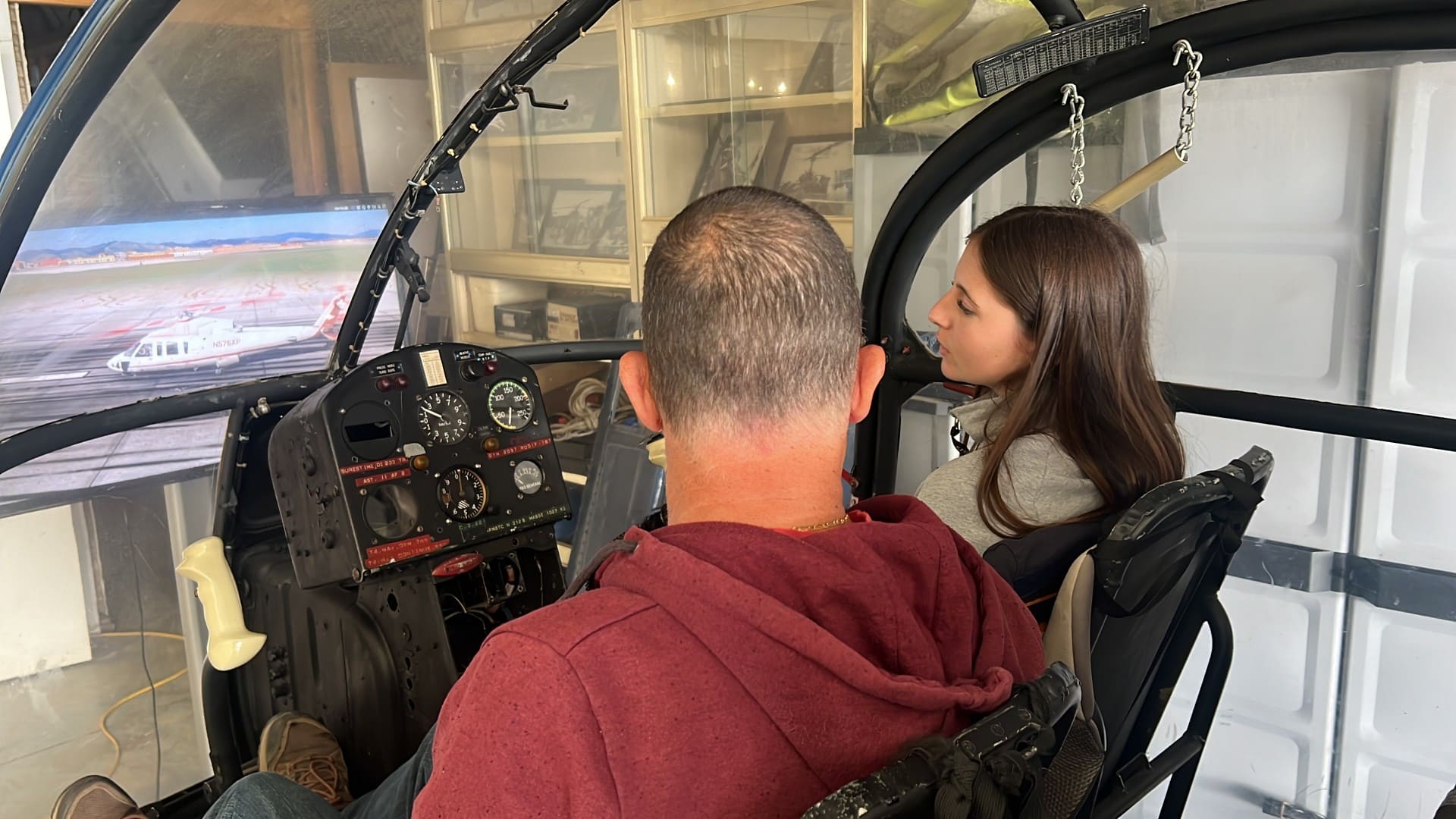 Elève et instructeur sur simulateur alouette II
