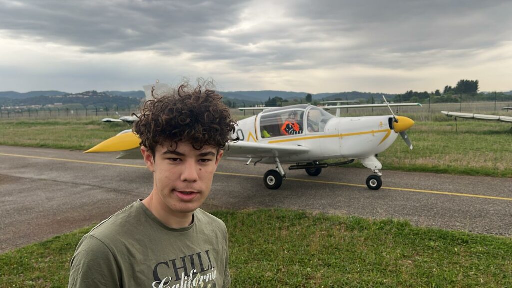 Jeune du centre social de toulon est devant l'avion 