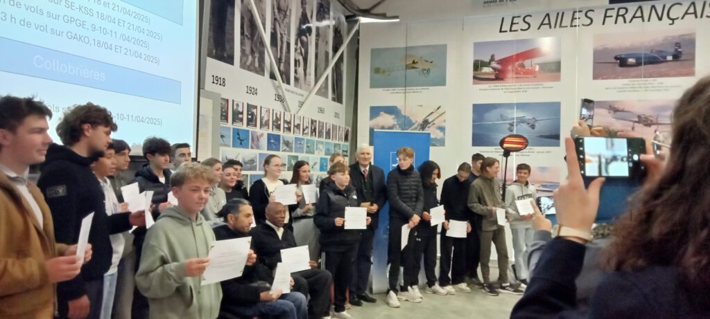 Tous les jeunes ayant reçu leur attestation PMI entourent le président de l'association Castel-Mauboussin